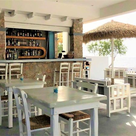 Happy Fish Rooms- Beachfront Períssa Extérieur photo